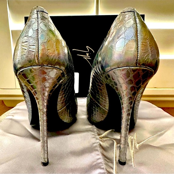 Giuseppe Zanotti Yvette iridescence chrome pumps - Picture 3 of 6